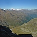 Blick über's Windachtal; links der Wannenkogel, im Hintergrund die Ötztaler Alpen mit der alles dominierenden Wildspitze. Rechts hinten, an der Mündung des Windachtals (verdeckt) startet die Tour.