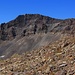 Blick zurück von den steinigen Hängen im Vulkankrater auf den Westgipfel Արագած - Աարևմտյան / Aragac - Aare͡wmtyan (4001m). Da wir über den Ostgrat nicht absteigen konnten, rutschten wir über den deutlich sichtbaren hellen Schutttrichter in den Krater ab.