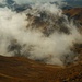 Quellwolken brodeln im nach Süden offenen Krater des Արագած (Aragac).