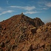 Արագած - Հյուսիսային (Aragac - Hyowsisayin; 4090,1m):<br /><br />Auf den letzten Meter zum höchsten Gipfel Armeniens. Wie auf den zwei zuvor bestiegenen Gipfeln des Aragac hat es auch auf dem Nordgipfel ein grosses silberfarbenes Gipfelkreuz.