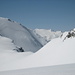 Die Lawinensituation für Skitourengeher nicht ungefährlich. Viele Abrisskanten waren zu sehen. Im Hintergrund Gipfel oberhalb des Gurgler Ferners am Ötztaler Hauptkamm bei Obergurgl