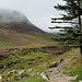 Im Aufstieg zum Slieve Donard - Gut ausgebaute Wegabschnitte und weniger angenehme Teilstücke wechseln sich ab.