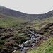 Im Aufstieg zum Slieve Donard - Blick über den "jungen" Glen River zum Sattel zwischen Slieve Donard und Slieve Commedagh.