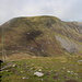 Im Aufstieg zum Slieve Donard - Ausblick zum zweithöchsten Berg Nordirlands, Slieve Commedagh und zum vorgelagerten Shan Slieve. Gut zu erkennen ist auch der Turm der Mourne Wall auf dem Slieve Commedagh , südwestlich (links) des Gipfels.