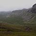 Unterwegs vom Slieve Donard zum Slieve Commedagh - Ausblick ins Tal des Annalong River während eines kurzen Abstechers vom Sattel auf die andere (südwestliche) Seite der Mourne Wall.