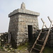 Slieve Donard - Am Eckturm (Baujahr 1910) der Mourne Wall, in unmittelbarer Gipfelnähe.