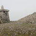Slieve Donard - Am Gipfel des höchsten Berges von Nordirland befindet sich ein riesiger Steinhaufen und ein Turm an der Ecke der Mourne Wall.