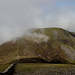 Im Aufstieg zum Slieve Donard - Rückblick. Vom Sattel aus werden wir später noch einen kurzen Abstecher auf die andere Seite der Mourne Wall machen (links, vorbei an den Big Bags), um einen Blick ins "ummauerte" Tal zu "werfen".