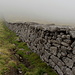 Unterwegs vom Slieve Donard zum Slieve Commedagh - Entlang der Mourne Wall, die im Nebel die Orientierung erleichtert.