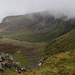 Unterwegs vom Slieve Commedagh zum Shan Slieve - Ausblick über die steilen Abbrüche des Pot of Pulgarve ins Tal des Glen River, wo unser Aufstieg zum Slieve Donard entlang führte.