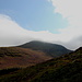 Im Abstieg vom Shan Slieve nach Newcastle - Rückblick zum wolkenverhangengenen Slieve Donard.