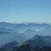 Gipfel aus dem Dunst gezoomt - die Berner Alpen in der Ferne