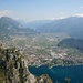 Blick von der Cima Capi hinab zum nördlichen Gardasee, hinten rechts der <a href="http://www.hikr.org/tour/post9025.html"><strong>Monte Stivo</strong></a>