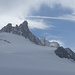 Der Gipfelaufbau rückt näher - noch aber gehts erstmal weiter über den flachen Gletscher