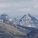 <b>A NE si riconosce il Teurihorn (2973 m), la montagna alle spalle di Splügen, che dista 29 km.<br />Si vede anche il [http://www.hikr.org/tour/post60171.html  Guggernüll (2886 m)], cima sciistica che ho raggiunto il 12.1.2013.</b>