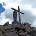 auf dem Schwarzhorn steht eine Madonna neben dem Kreuz