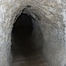 stockdunkle und sehr lange Tunnel unter dem Gipfelmassiv