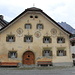 typisches Haus mit Wandmalerei im Unterdorf von Scuol.