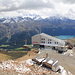 Blick vom Gipfel des Piz Nair zur Bergstation und Corvatsch.
