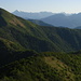 a sinistra: il monte Palanzone,a destra sullo sfondo il monte Legnone