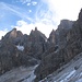 Der mächtige Felsturm in Bildmitte ist der Campanile del Travignolo; links daneben fällt der Gipfel der Cima Bureloni durch eine gelbe Felswand auf.