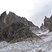 Rechts der Felsbastion geht es bergan - der hartgefrorene Geröllhang ist steiler, als es den Anschein hat. In Fallinie des Passo del Travignolo ist der untere Rand (ca. 2470 m) des gleichnamigen Gletschers zu erkennen; bis dorthin bin ich aufgestiegen.