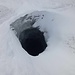 Seltsames Loch im Gletscher (Durchmesser rund 1m, sehr große Tiefe) - Wie entsteht es?