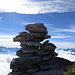 Gipfelsteinmann auf dem höchsten Punkt des Roslenfirsts. Das Gipfelbuch befindet sich allerdings an einem tieferen Ort in einem Steinmann weiter nördlich