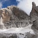 Damit erreiche ich die obere Geröllwüste dieses eindrucksvollen Hochtales, kurz vor dem Gletscheranfang. Der eindrucksvolle Turm rechts oberhalb der Bocca di Tosa ist die Punte dell'Ideale (2950 m); links im Hintergrund ist die Bocca d'Ambiez gerade nicht erkennbar.