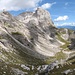 Der Sentiero Palmieri ist geprägt durch den Blick auf den türmereichen Croz del Rifugio (2615 m), den wuchtigen Monte Daino (2695 m) und die karstige Eintiefung der Pozza Tramontana (2098 m). Über dieser erhebt sich der grüne Wiesensattel Passo di Ceda (2222 m).