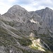 Ich steige von der Forcolotta di Noghera ins Val d'Ambiez ab; zum Abschluß präsentieren sich zwei Ziele für künftige Unternehmungen in Form des Doss di Dalun (links, 2687 m) und der Cima Ghez (rechts, 2715 m).