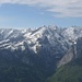 Südseitiges Panorama vom Kramerspitz: links hinten Karwendel, dann Wettersteinwand bis zum Doppelgipfel der Dreitorspitzen (max. 2662m). Weiter rechts die Alpspitze (2628m, Bildmitte), von dort der lange Jubiläumsgrat bis zur Zugspitze (rechts, 2962m). 2000Hm rechts darunter der Eibsee (941m)