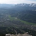 Die grünen Matten des sonnenüberfluteten Talgrundes von Garmisch-Partenkirchen grüßen herauf.