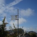 eine Windfahne markiert den Gipfel auf dem mittleren Goggeien