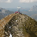 Gipfelkreuz des Omeshorns. Im Hintergrund Juppenspitze (links) und Widderstein (rechts).