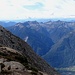 ein beachtliches Panorama;
Blick vom Hauptgipfel zum Vorgipfel mit Gipfelkreuz - und nach Bellinzona (beinahe 2500 Meter tiefer!)