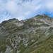 der weitere Wegverlauf:
unter der Felswand des südöstlichen Ausläufers des Torrone Rosso (Bildmitte) steigen wir zum Geröllfeld an
