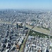 der Sumida-Fluss schlängelt sich durch das Häusermeer. Nördlich des Flusses ist das Asakusa-Quartier 