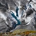 Zwar sehen sie von weit oben nur wie kleine Pfützen aus, aber auf dem Gletscher bilden sich durch die Schmelze viele kleine See- und Bächlein.