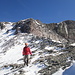 Der Abstieg über die NW-Flanke - eigentlich Alpinwandergelände - kann wegen der harten Schneeunterlage heute nur mit Steigeisen begangen werden.
