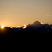 Sonnenuntergang über den Berner Alpen. Die Silhouette des Finsteraarhorns zeichnet sich ab.