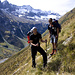 Sven und Adi beim Abstieg durch die steile, grasige Bergflanke unterhalb des Lorenzhütti. Es sind nur Wegspuren vorhanden, und der Abstieg ist sehr beschwerlich.
