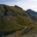 il lago lungo e in alto a sinistra la cresta che conduce alla vetta: si vedono 2 escursionisti