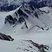 Blick von Valluga-Gipfel zur Seilbahnstation auf Schindler Spitze