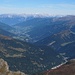 Nordseitig schaut man hinunter auf den Brenner und das Wipptal hinaus bis Innsbruck. Am Horizont liegt das Reich von Mr. Karwendel.