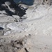 Westseitig schaut man über den Vedretta di Brenta Inferiore hinunter bis zum Rif. Tuckett e Sella: es könnte sein, daß der Gletschers vernünfigerweise mit Steigeisen begangen werden sollte.