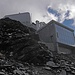 Il "rifugio" militare sotto la vetta.