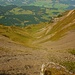 Sicht auf den Aufstieg von der Hütte P.1814m ins Tächen zwischen Sichli und Gamsberg Ostgipfel. Das sird über 300 Höhenmeter bis fast zur Lücke zwischen den beiden Gipfeln begangen. 