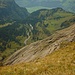 Kaum hat man die Rinne durchstiegen, steht man auf dem Gamsberg Ostgrat und kann den Tiefblick über die Südwand zur Alp Büchel (1491m) mit dem Furggelenchopf (1511m) und den glitzernden Sagenbach geniessen.