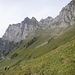 Schöne Wegführung zwischen der Alp Tschingla und Schrina-Obersäss